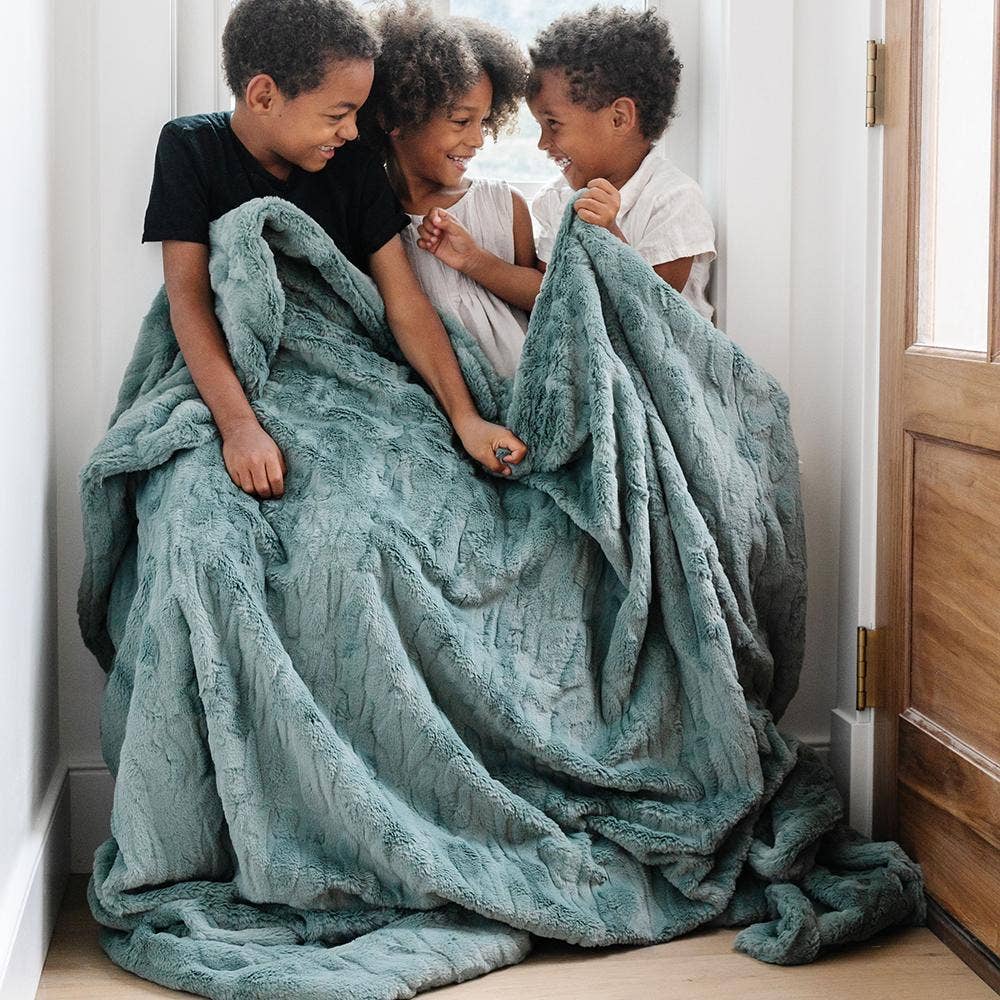 PATTERNED FAUX FUR XL THROW BLANKETS