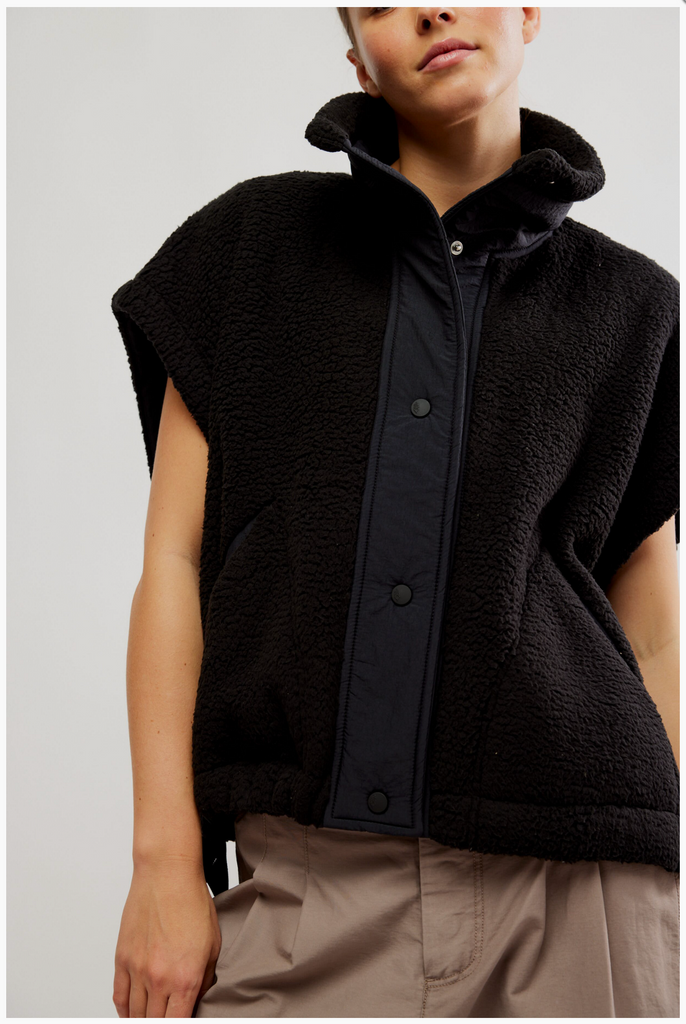 SCOUT IT OUT FLEECE VEST / BLACK