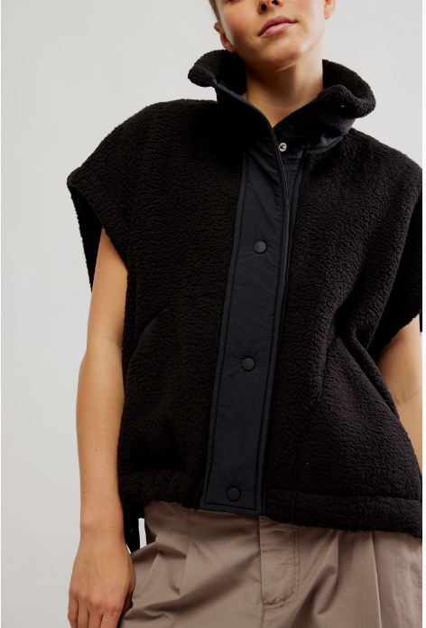 SCOUT IT OUT FLEECE VEST / BLACK