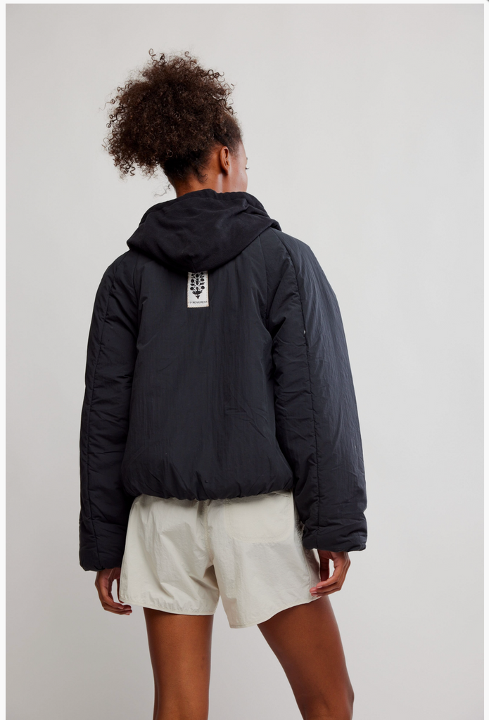 IN A PILLOW PUFFER PULLOVER / BLACK