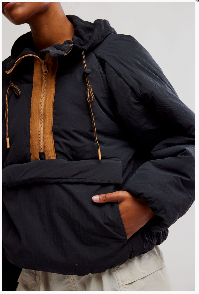 IN A PILLOW PUFFER PULLOVER / BLACK