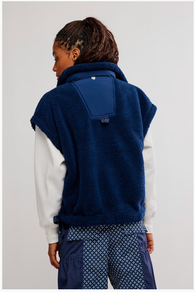 SCOUT IT OUT VEST / NAVY