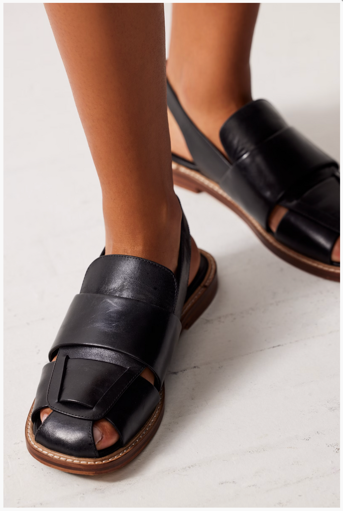 LIBBY FISHER FLAT / BLACK