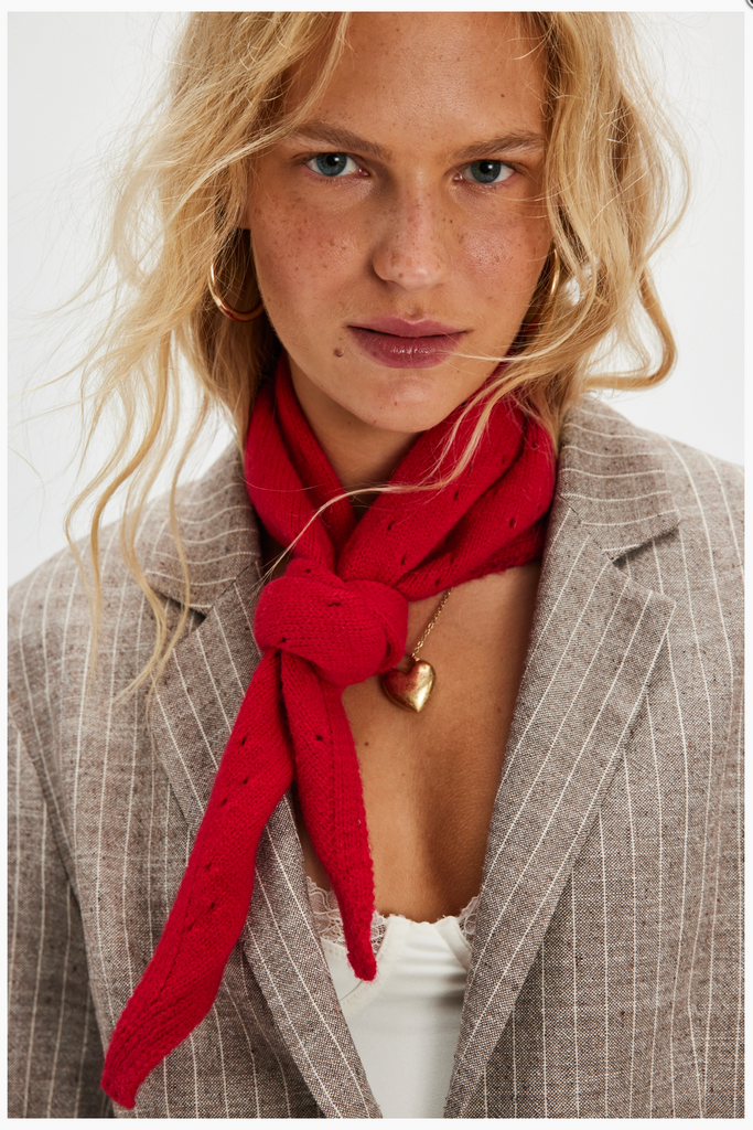 ESSENTIAL TRIANGLE SCARF / RED