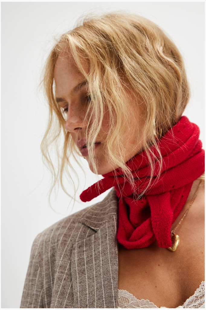 ESSENTIAL TRIANGLE SCARF / RED
