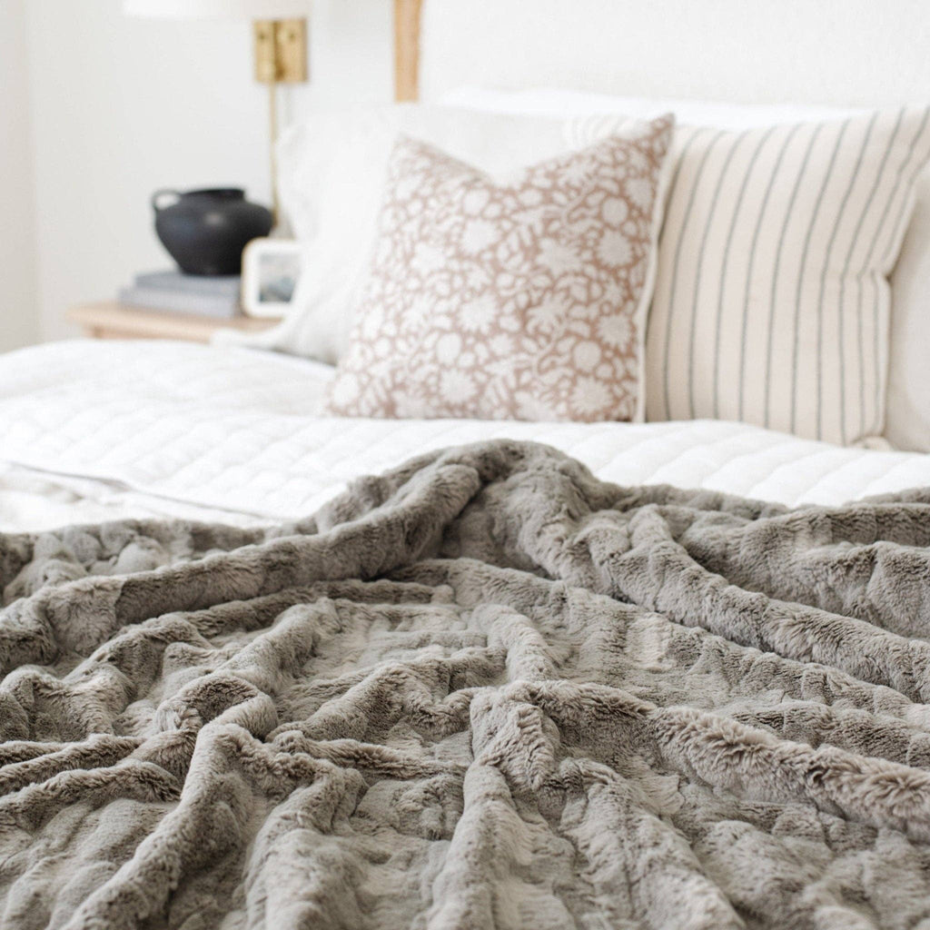 PATTERNED FAUX FUR XL THROW BLANKETS