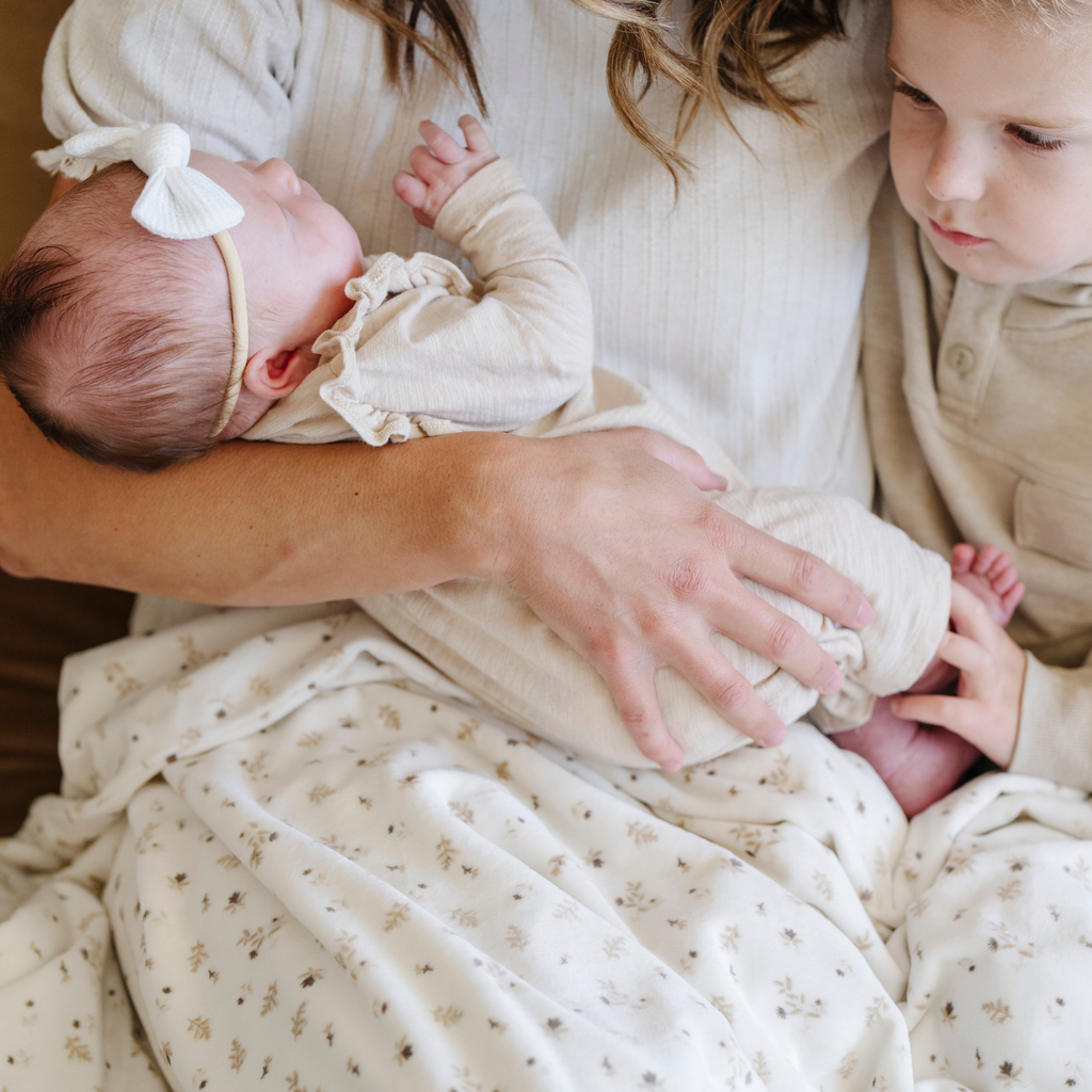 MINKY STRETCH RECEIVING BLANKETS: Posy