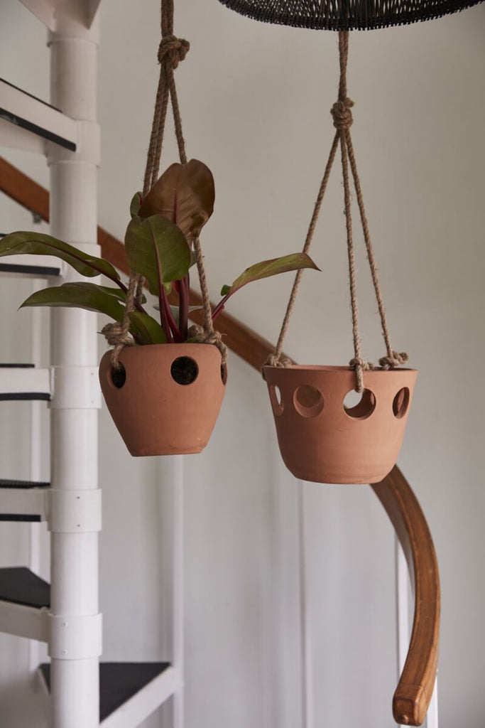 Serralles Hanging Pot