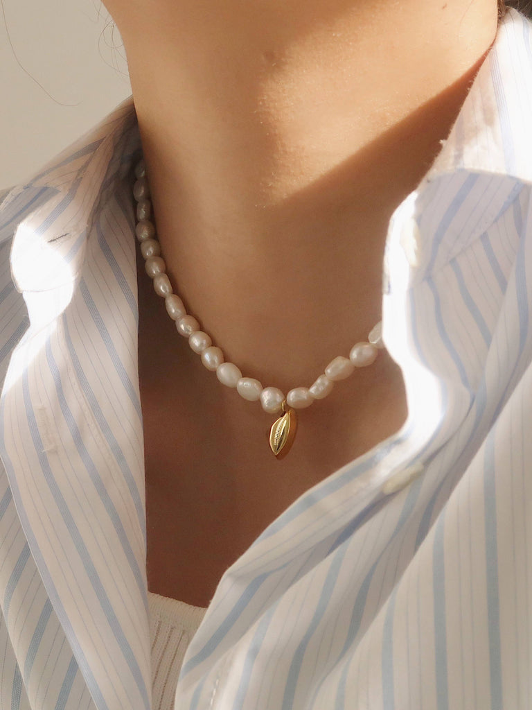 18k gold fresh water pearl irregular charm necklace